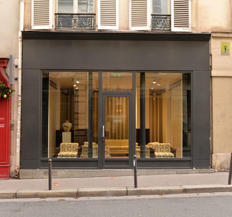 shop-front-paris-france-375
