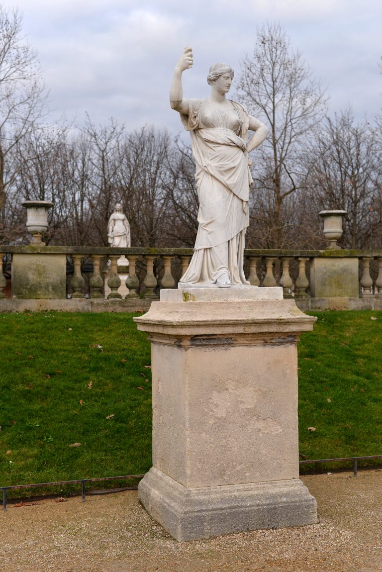 statue-junon-reine-du-ciel-paris-france-392