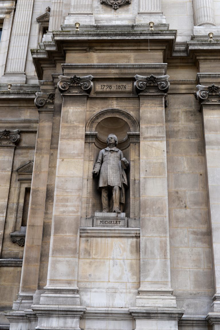 statue-paris-france-400