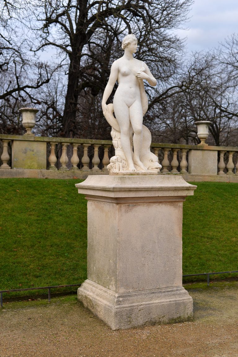 statue-venus-au-dauphin-paris-france-408