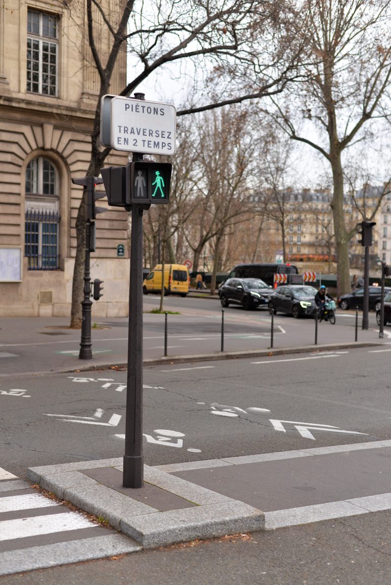 traffic-lights-paris-france-418