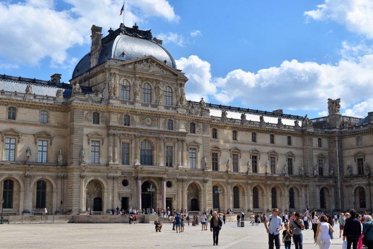 museum-louvre-paris-france-570