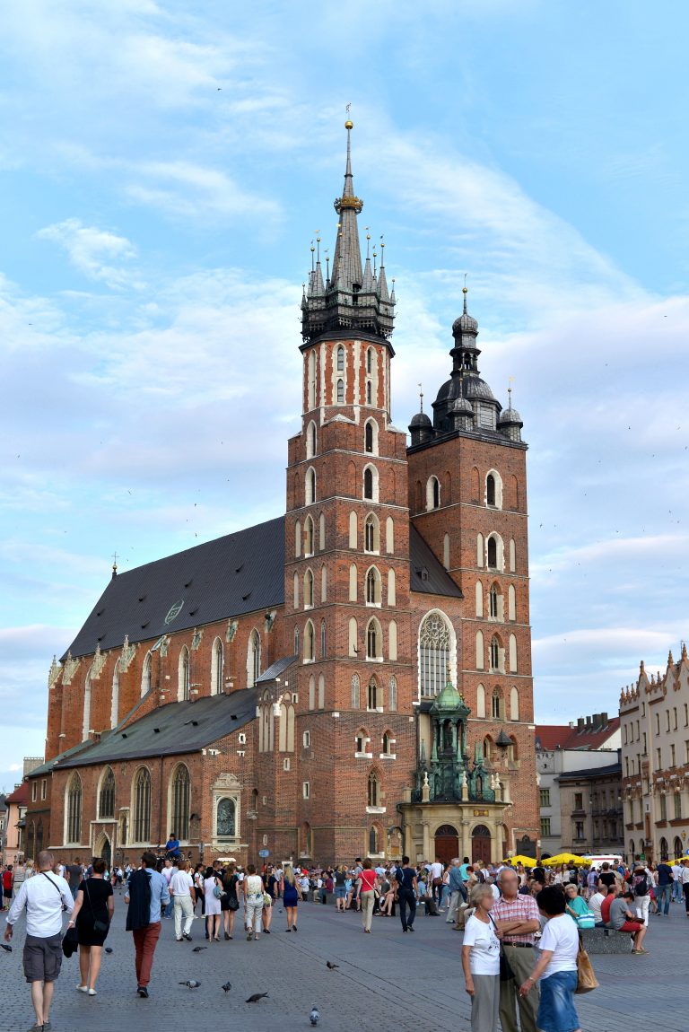 st-marys-basilica-krakow-poland-660