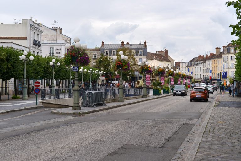 street-fontainebleau-france-526