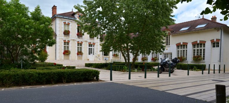town-hall-varennes-jarcy-france-595